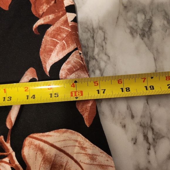 Le Chateau leaf print high crochet neck sleeveless blouse sz S - Picture 7 of 7